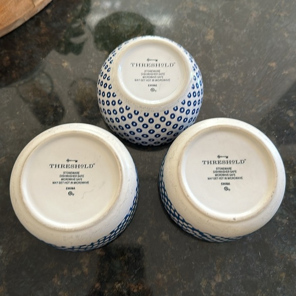 3 threshold, blue and white patterned miniature bowls - Picture 2 of 5